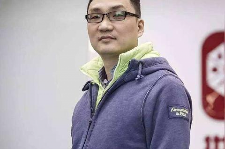 拼多多砍价互帮互助群，一种创新的电商社交互动方式。