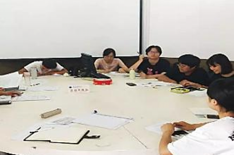 要使QQ空间访问量达到10万人，可以通过发布吸引人的内容、积极与好友互动以及参与热门话题讨论等方式来实现。