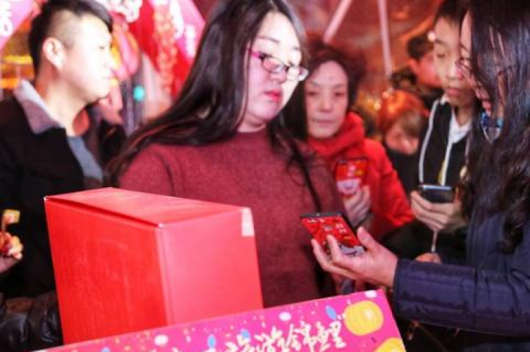 哇塞！抖音惊喜大放送，1元就能拿下100赞豪华套餐！速来抖音舞台提升热度，点燃你的个人或企业魅力吧！