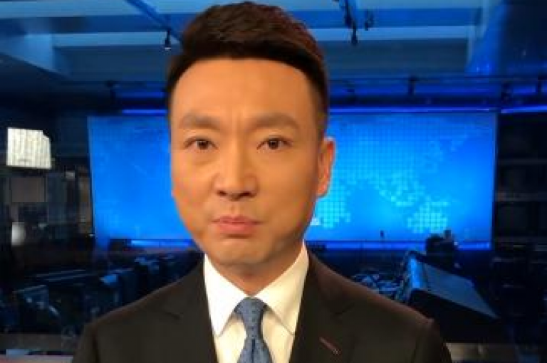 拼多多助力群聊退群方法，打开拼多多APP，进入群聊界面，点击右上角的群设置，选择退出群聊即可。