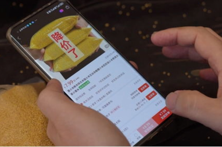 拼多多推出1元购活动，赠送10美元优惠券，让你享受超值购物体验。