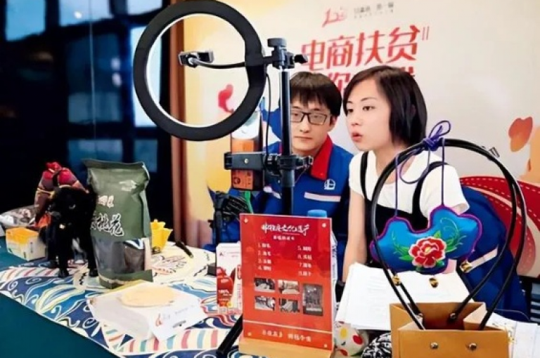 探索网络新潮流，发现抖音真人粉丝增长的秘诀，享受dy24小时不间断的自助业务，确保您的账号人气稳定上升。